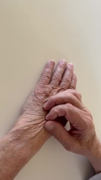 Ein Mann kratzt sich die gereizte Haut seiner Hand - Filmmaterial, Video
