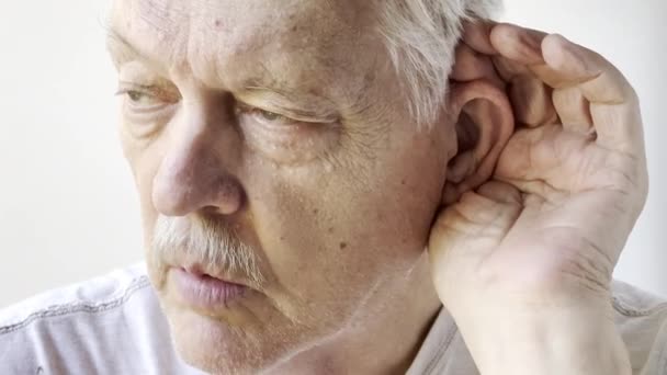 Ένας μεγαλύτερος άντρας να λέει ότι δεν μπορεί να ακούσει - Πλάνα, βίντεο