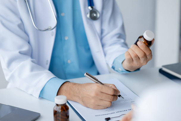 Doctor are recommending medicines to patients after being examined and diagnosed by the patient's doctor, the concept of treatment and symptomatic medication dispensing by the pharmacist. - Foto, Imagem