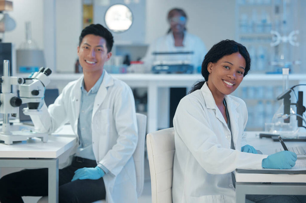 Trabajando juntos para cambiar el futuro. dos trabajadores de laboratorio juntos en su oficina - Foto, Imagen