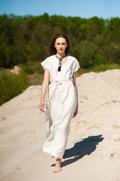 belle jeune femme en robe blanche sur la plage - Photo, image