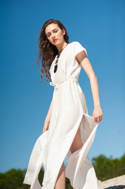 hermosa joven en vestido blanco posando en la playa - Foto, Imagen