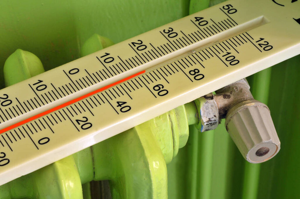 Fűtésmegtakarítási koncepció hőmérővel radiátoron - Fotó, kép