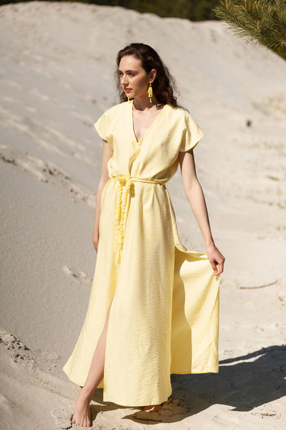 hermosa joven en un vestido en la playa - Foto, imagen