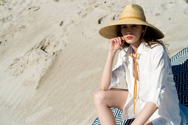 jeune femme en robe blanche sur la plage - Photo, image