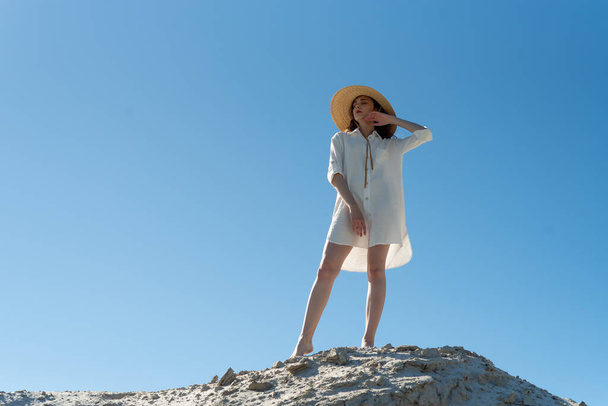 jong mooi vrouw in wit jurk op het strand - Foto, afbeelding