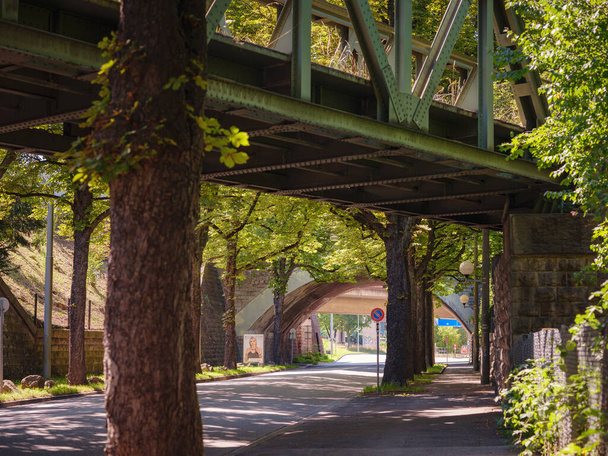 stary metalowy most nad ulicą w parku w Bazylei w Szwajcarii - Zdjęcie, obraz