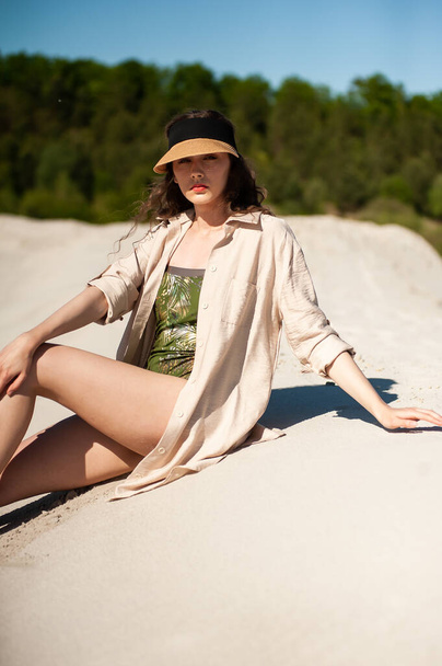beautiful young woman in a white dress posing on the beach - Foto, Imagen
