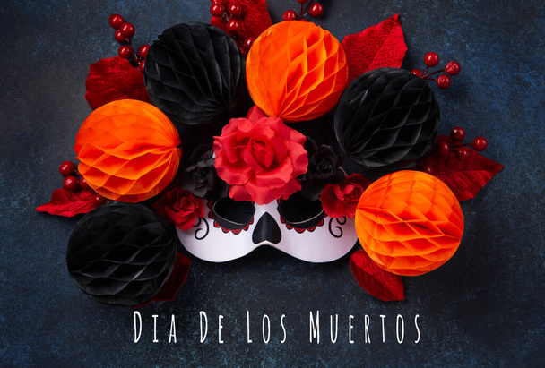 メディア・デ・ロス・ムエルトス、死者とハロウィーンのメキシコの休日の日。濃い青の背景に白いカーニバルマスク、キャンドル、花やメキシコのオブジェクト。コンセプトポスターバナーお祝いカード. - 写真・画像