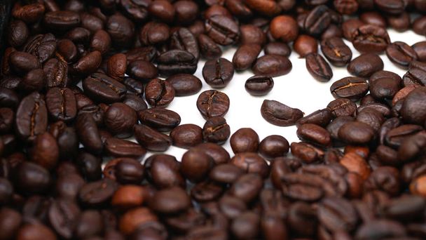 chicchi di caffè su sfondo bianco - Foto, immagini
