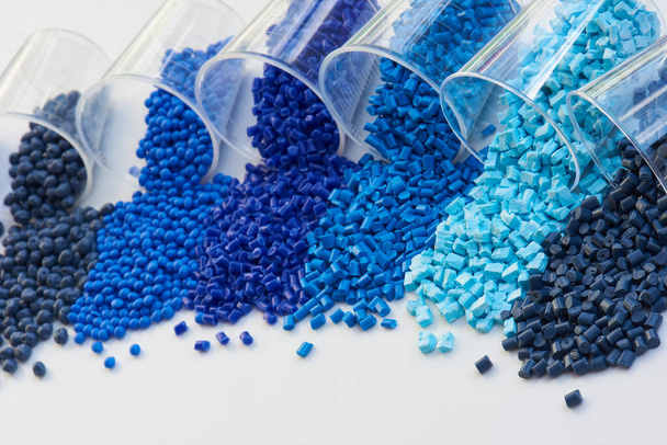 diferentes resinas plásticas azules en laboratorio - Foto, Imagen