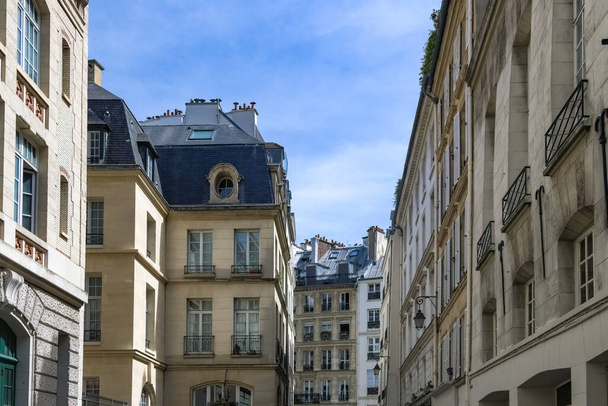 Paris, tipik Marais binaları, merkezde. - Fotoğraf, Görsel