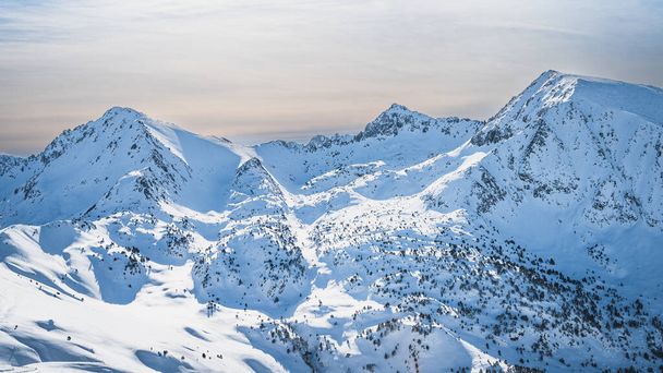 Sněhem pokryté vrcholky hor v Pyrenejských horách. Zimní lyžařská dovolená v El Tarter, Grandvalira, Andorra - Fotografie, Obrázek