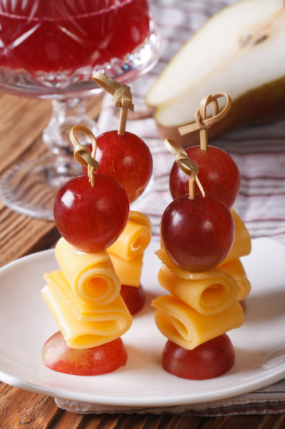 Красный виноград и сыр на шампуре крупным планом по вертикали
 - Фото, изображение