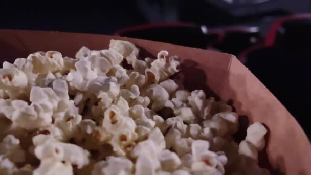 Kino und Unterhaltung, Popcorn-Box im Kino für TV-Show-Streaming-Service und Filmproduktion. Hochwertiges 4k Filmmaterial - Filmmaterial, Video