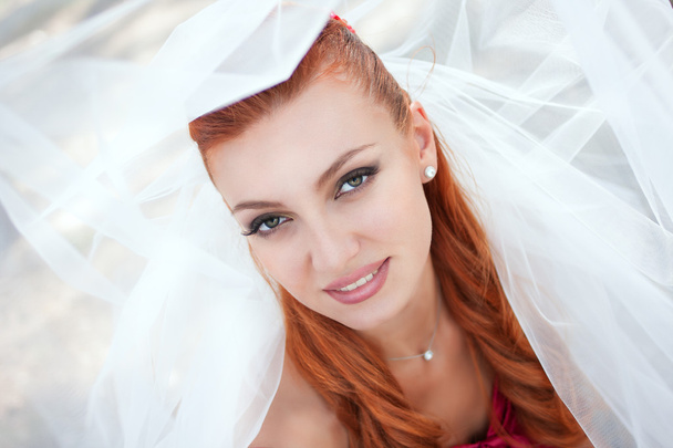 bruid in sluier close-up buiten - Foto, afbeelding