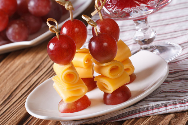 Fingerfood : raisins et fromage sur brochettes horizontales
 - Photo, image