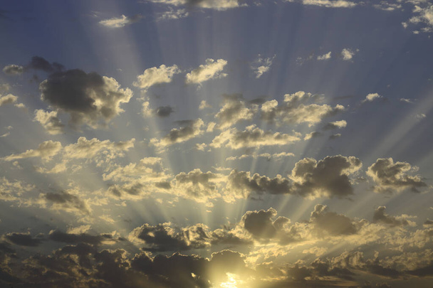 Чудовий захід сонця на небі. Сонце вкрите мальовничою хмарою з чудовими сонячними променями на небі. Абстрактуйте синє природне тло, мирне небо, відкрите небо і Бог - Фото, зображення