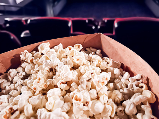 Mozi és szórakozás, popcorn doboz a moziban TV show streaming szolgáltatás és a filmipar branding - Fotó, kép