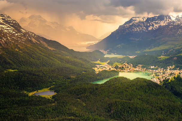 Laghi Celerina ed Engadina, St Moritz, Silvaplana e Maloja dall'alto Muottas Muragl, Svizzera - Foto, immagini