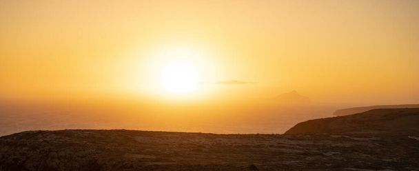 Lever de soleil sur les falaises de l'île de Santa Cruz dans le parc national des îles Anglo-Normandes - Photo, image