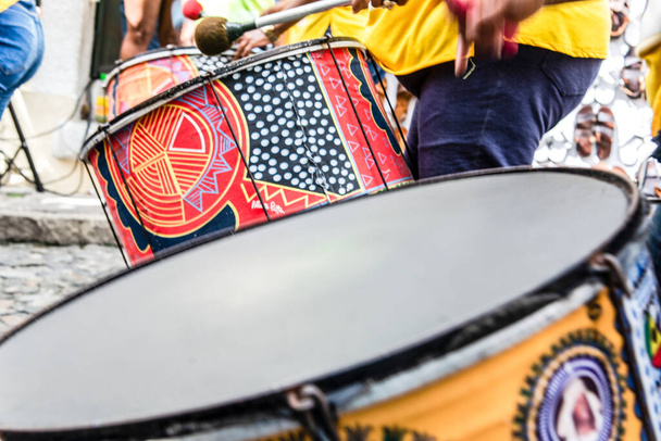 Salvador, Bahia, Brésil - 22 juin 2018 : Des membres du groupe de percussion Dida sont vus lors d'une performance à Pelourinho. Coupe du monde de football 2018 jour de match. - Photo, image