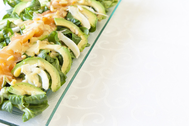 Крупный план здорового салата из лосося с авокадо и органическими овощами
 - Фото, изображение