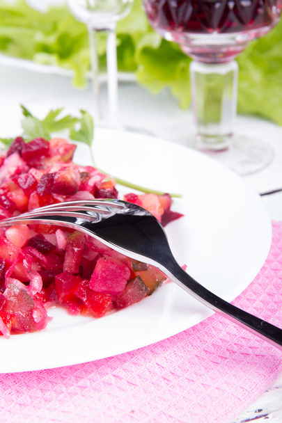 Beyaz masaya Rus salata sosu - Fotoğraf, Görsel