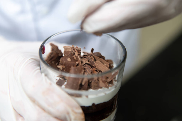 Chef Hold Glass Feito de Chocolate e Creme - Foto, Imagem