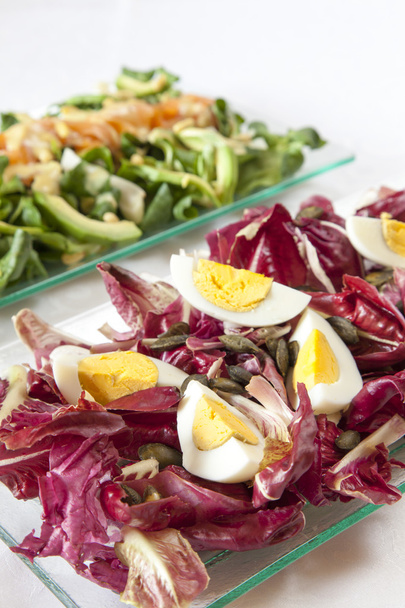 Saladas, salmão, legumes orgânicos, ovos
 - Foto, Imagem