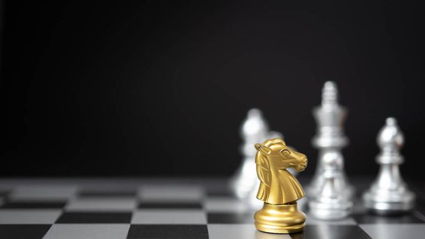 Ideen für Strategie und Geschäftsplanung. Schachpferd-Gold auf dem Brett. - Foto, Bild