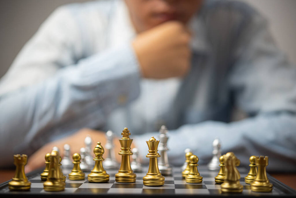 Strategické plánování a cíle podnikatelských nápadů. Podnikatel se dívá na šachy na šachovnici. - Fotografie, Obrázek