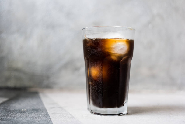 Szklanka mrożonego Americano lub czarna kawa w kawiarni. - Zdjęcie, obraz