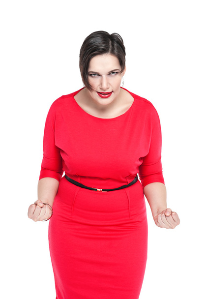 Arrabbiato bella plus size donna in abito rosso isolato
  - Foto, immagini