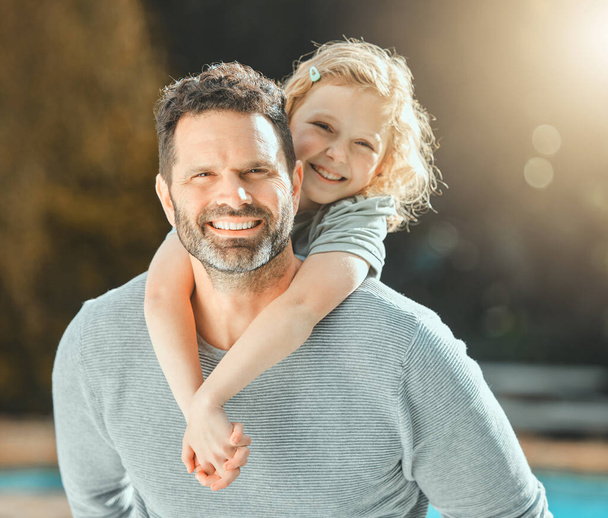 Ser pai não é algo que os homens perfeitos fazem. um pai passando tempo ao ar livre com sua filha - Foto, Imagem