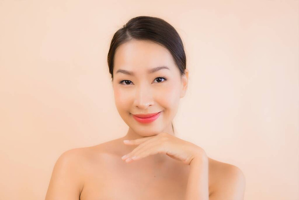 Портрет красивої молодої азіатської жінки обличчя з краси Спа оздоровчий і косметичний макіяж концепції
 - Фото, зображення