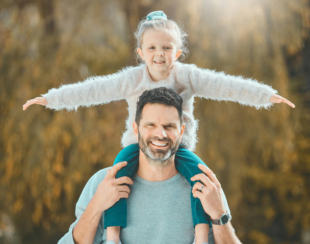 Un padre es un primer amor de hijas. un padre pasando tiempo al aire libre con su hija pequeña - Foto, Imagen