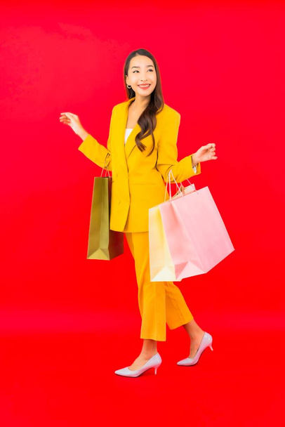 Portret mooie jonge aziatische vrouw met veel shopping bag credit card en mobiele telefoon - Foto, afbeelding