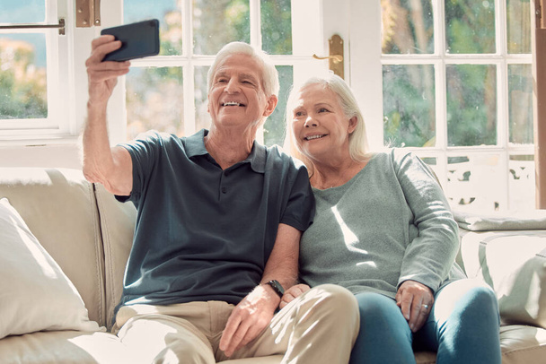 Χαμογέλα. ένα στοργικό ζευγάρι ηλικιωμένων που κάθεται στο σαλόνι τους στο σπίτι - Φωτογραφία, εικόνα