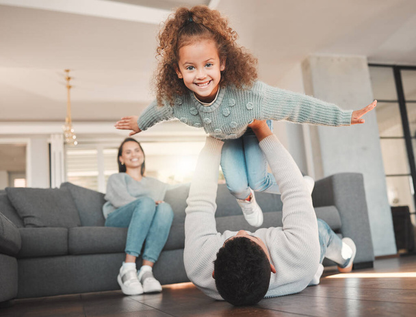 The memories we make with our family is everything. a young father and daughter bonding while playing on the floor at home - Fotoğraf, Görsel