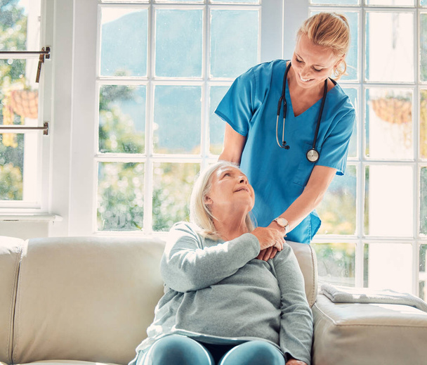 Prenditi il tempo di aiutare le altre persone senza aspettarti. una donna anziana supportata dalla sua infermiera a casa - Foto, immagini