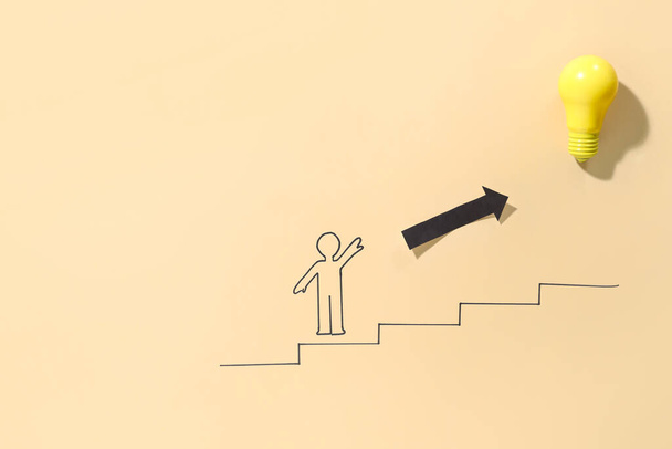 Arkaplanda insan, merdiven ve ampul çizimi - Fotoğraf, Görsel