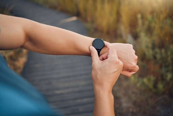 Mann, Hände oder Smart Watch für Fitness Health digitaler Tracker im Wellness-Training, Workout-Training und Herzdaten. Läufer, Sportler oder Wanderer mit Zeituhr-Technologie für die Laufen-App-Software. - Foto, Bild