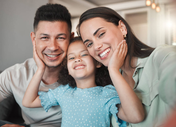 Uma pequena família feliz. uma jovem família tirando uma selfie juntos em casa - Foto, Imagem