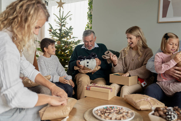 Multi geração família caucasiana abrindo presentes de Natal com jumpers feios - Foto, Imagem