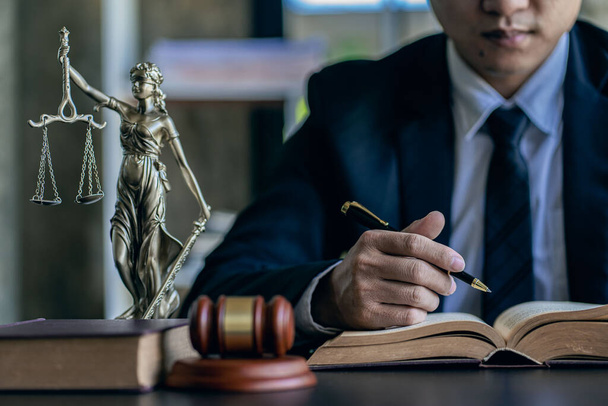 koncepcja sprawiedliwości i prawa Azjatycki sędzia męski na sali sądowej na stole i doradcaadwokat męski w średnim wieku pracujący nad dokumentami, umowami, prawem, sprawiedliwością - Zdjęcie, obraz