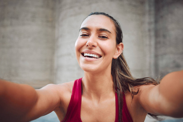 Find the motivation to keep going. Cropped portrait of an attractive young female athlete taking selfies while running outdoors - Foto, Imagen