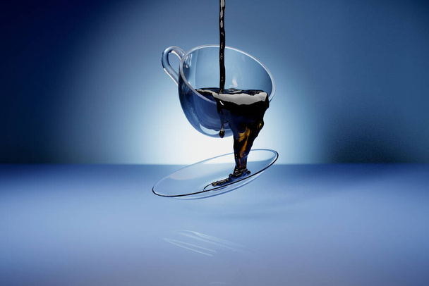 Koffie gieten in drijvende glazen beker op blauwe achtergrond - Foto, afbeelding