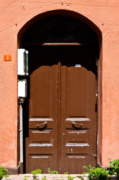 Vecchio colore marrone porta d'ingresso in legno di casa in Turchia Istanbul Buyukada - Foto, immagini