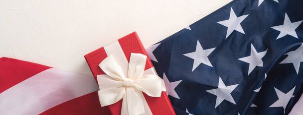 Concepto de diseño electoral de Estados Unidos, vista superior de la bandera americana sobre fondo de tabla blanca con caja de regalo. - Foto, imagen